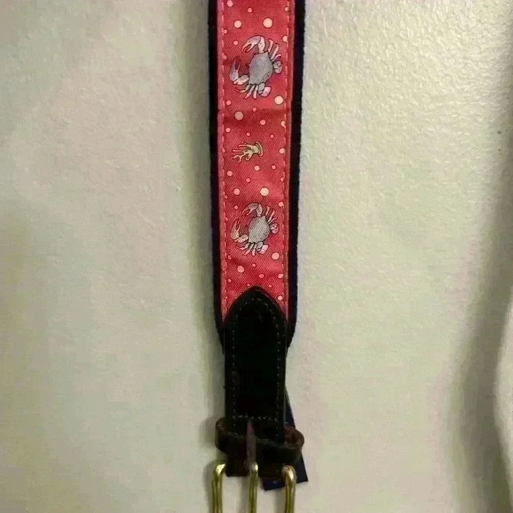 Vineyard Vines men's belt size 30.  Like new condition melon colored/ blue crabs